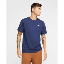 Koszulka męska Nike Sportswear Club. Białe t-shirty sportowe Nike, bez wzorów, z bawełny, bez ramiączek, na fitness i siłownię. Za 119.00 zł.