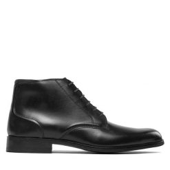 Trzewiki Clarks. Czarne botki sznurowane Clarks, bez wzorów, bez obcasa, bez zapięcia. Za 629.99 zł.