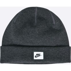 Nike Sportswear - Czapka. Czapki z daszkiem marki Nike Sportswear. W wyprzedaży za 49.90 zł.
