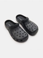 Klapki piankowe z paskiem na piętę - czarny. Czarne klapki Sinsay. Za 25.99 zł.