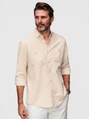 Koszula męska lniana z klasycznym kołnierzykiem i kieszeniami REGULAR FIT – kremowa V3. Białe koszule Ombre Clothing, na lato, l, z aplikacjami, z bawełny, bez kołnierzyka, bez ramiączek. W wyprzedaży za 160.99 zł.