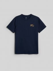 4F T-shirt regular z nadrukiem męski - granatowy L. Niebieskie t-shirty 4F, l, bez wzorów, z bawełny, bez kołnierzyka, bez ramiączek. Za 69.99 zł.