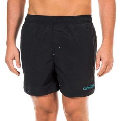 Szorty kąpielowe w kolorze granatowym. Klapki marki CALVIN KLEIN. W wyprzedaży za 195.95 zł.