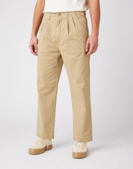 MĘSKIE SPODNIE MATERIAŁOWE WRANGLER CASEY PLEATED CHINO SADDLE W15L50327 112141177. Eleganckie spodnie Wrangler, l, z materiału. Za 199.99 zł.