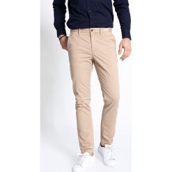 Tommy Hilfiger - Spodnie. Brązowe eleganckie spodnie Tommy Hilfiger, na co dzień, bez wzorów, z bawełny, casualowe. Za 539.90 zł.