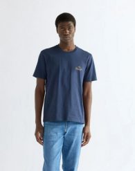 BLUZKI MĘSKIE WRANGLER SMALL GRAPHIC TEE NAVY 112386867. Niebieskie t-shirty Wrangler, m, bez wzorów, bez kołnierzyka, bez ramiączek. Za 79.99 zł.