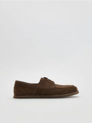 Zamszowe półbuty - ciemnobrązowy. Brązowe eleganckie półbuty Reserved, bez wzorów, ze skóry, bez obcasa, bez zapięcia. Za 199.99 zł.
