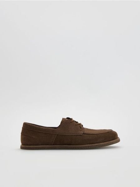 Zamszowe półbuty - ciemnobrązowy. Brązowe eleganckie półbuty Reserved, bez wzorów, ze skóry, bez obcasa, bez zapięcia. Za 199.99 zł.