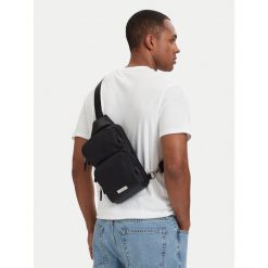 Saszetka Calvin Klein. Czarne saszetki i nerki CALVIN KLEIN, bez wzorów, małe, bez dodatków. Za 369.99 zł.