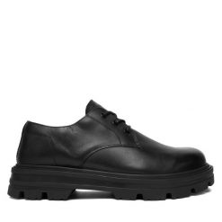 Półbuty Guess. Czarne eleganckie półbuty Guess, z aplikacjami, bez obcasa, bez zapięcia. Za 539.99 zł.