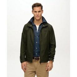 Windbreaker Superdry. Zielone kurtki softshell Superdry, bez wzorów, z softshellu, bez kaptura. Za 415.15 zł.