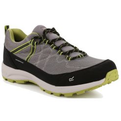 Buty trekkingowe dla mężczyzn SAMARIS LITE LOW. Szare buty trekkingowe Regatta, bez wzorów, bez zapięcia. Za 259.99 zł.