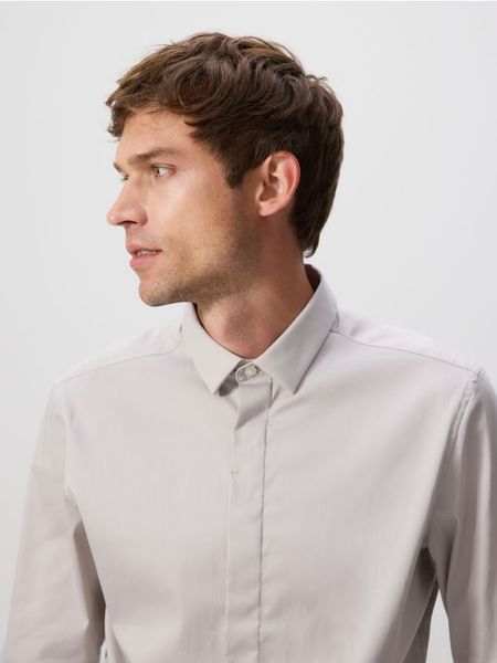 Gładka koszula super slim fit - beżowy. Brązowe koszule Reserved, l, bez wzorów, z bawełny, bez kołnierzyka, bez ramiączek. Za 129.99 zł.