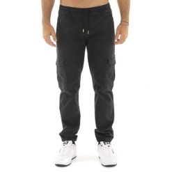 Spodnie dresowe z sznurek regulacyjny na co dzień. Czarne spodnie materiałowe LEONE 1947 APPAREL, na co dzień, na lato, bez wzorów, z bawełny, sportowe. W wyprzedaży za 134.57 zł.