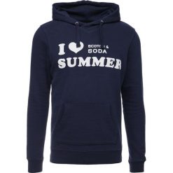 Scotch & Soda HOODY WITH CHEST TEXT ARTWORK Bluza z kapturem navy. Bluzy marki Scotch & Soda, m, z bawełny, z kapturem. Za 389.00 zł.