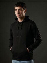Bluza z kapturem basic - czarny. Czarne bluzy z kapturem Sinsay, l, bez wzorów, z kapturem. Za 39.99 zł.
