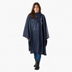 Ponczo przeciwdeszczowe Unisex Swedemount Koster Rain Poncho wodoodporne. Niebieskie kurtki przeciwdeszczowe SWEDEMOUNT, uniwersalny, bez wzorów, bez kaptura. W wyprzedaży za 260.00 zł.