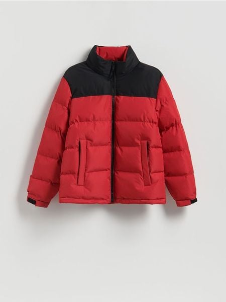 Pikowana kurtka z chowanym kapturem - czerwony. Czerwone kurtki Reserved, l, bez wzorów. W wyprzedaży za 99.99 zł.