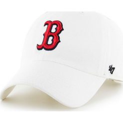 47brand - Czapka Boston Red Sox. Białe czapki z daszkiem 47brand, bez wzorów, z bawełny. W wyprzedaży za 79.90 zł.