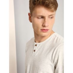 T-SHIRT DŁUGI RĘKAW MĘSKI GŁADKI. Bluzki z długim rękawem marki TOP SECRET. W wyprzedaży za 19.99 zł.