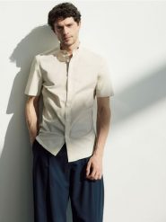Koszula slim fit ze stójką - beżowy. Brązowe koszule Reserved, l, bez wzorów, z bawełny, bez kołnierzyka, bez ramiączek. Za 89.99 zł.