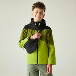 Kurtka turystyczna przeciwdeszczowa Highton. Zielone kurtki przeciwdeszczowe Regatta, bez wzorów, z tkaniny, bez kaptura. Za 277.80 zł.