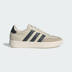 Buty Barreda. Białe buty trekkingowe Adidas, bez wzorów, ze skóry, bez zapięcia. Za 321.50 zł.