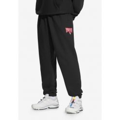 Spodnie dresowe męskie Prosto Chicago. Czarne szorty Prosto., m, bez wzorów, z dresówki. W wyprzedaży za 139.99 zł.