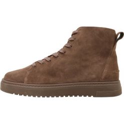 Filippa K M. JACOB HIGH Sneakersy wysokie greige. Buty sportowe casual marki Filippa K. W wyprzedaży za 683.40 zł.