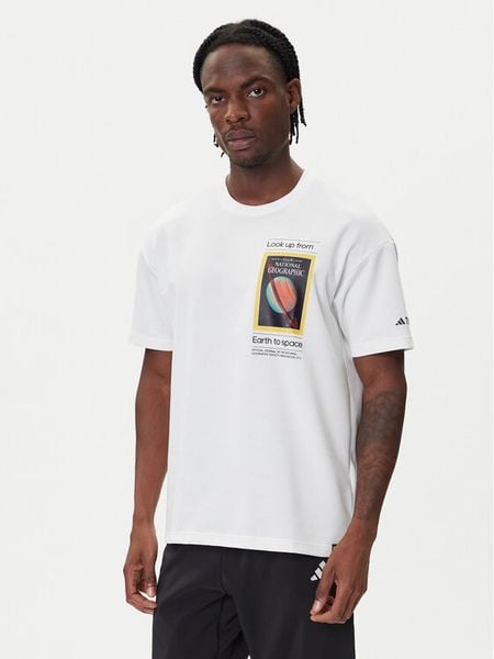 Adidas T-Shirt National Geographic KC2349 Biały Loose Fit. Białe t-shirty sportowe Adidas, bez wzorów, z syntetyku, bez ramiączek, trekkingowe. Za 139.99 zł.