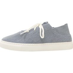 Filippa K M. JONATHAN STRIPED Sneakersy niskie white/navy. Buty sportowe casual marki Filippa K. W wyprzedaży za 587.30 zł.