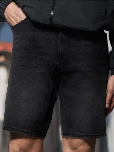 Szorty jeansowe slim - czarny. Czarne krótkie spodenki sportowe Sinsay, l, bez wzorów, z jeansu. W wyprzedaży za 29.99 zł.