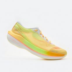 Buty do biegania męskie Kiprun KD900X 2. Białe buty do biegania KIPRUN, bez wzorów, bez zapięcia, do biegania. Za 599.99 zł.