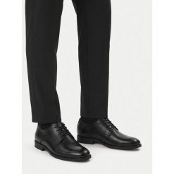 Półbuty Lasocki. Czarne eleganckie półbuty Lasocki, bez wzorów, bez obcasa, bez zapięcia. Za 279.99 zł.