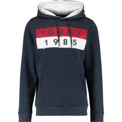 Tommy Jeans BASIC BLOCK LOGO Bluza z kapturem black iris. Bluzy z kapturem marki Tommy Jeans, m, z bawełny, z kapturem. Za 379.00 zł.
