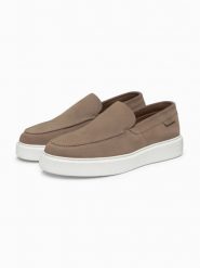 Zamszowe półbuty męskie slip on na grubej podeszwie – ciemnobeżowe V1 - Rozmiar: 43. Brązowe eleganckie półbuty Ombre Clothing, z aplikacjami, z gumy, bez obcasa, bez zapięcia. Za 425.99 zł.