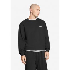 Bluza sportowa męska Prosto Subtle Logo bez kaptura. Czarne bluzy bez kaptura Prosto., m, bez wzorów, bez kaptura. Za 214.99 zł.