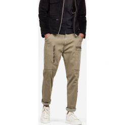 G-Star Raw - Spodnie. Spodnie materiałowe G-Star Raw, na co dzień, bez wzorów, z bawełny, casualowe. Za 599.90 zł.