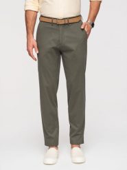Jednolite męskie spodnie chino REGULAR FIT – khaki V3 - Rozmiar: M. Brązowe eleganckie spodnie Ombre Clothing, do pracy, m, z bawełny, biznesowe. W wyprzedaży za 237.99 zł.