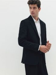 Marynarka slim fit - czarny. Czarne marynarki Reserved, bez wzorów, z tkaniny. W wyprzedaży za 199.99 zł.