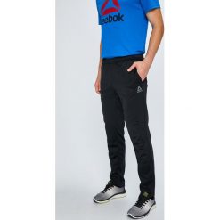 Reebok - Spodnie. Spodnie treningowe długie Reebok. W wyprzedaży za 159.90 zł.