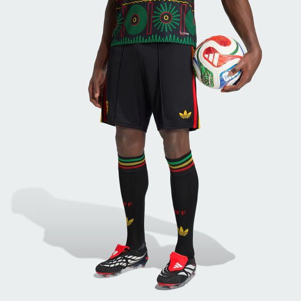 Szorty wyjazdowe Jamajka 26 x Bob Marley. Czarne krótkie spodenki sportowe Adidas, s, bez wzorów, z materiału. Za 199.00 zł.