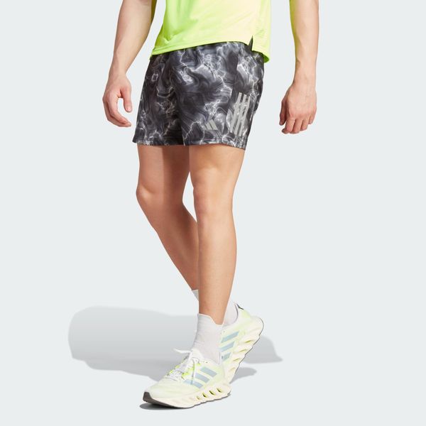 Szorty Own the Run Allover Print. Białe szorty Adidas, xl, bez wzorów, sportowe. W wyprzedaży za 179.00 zł.