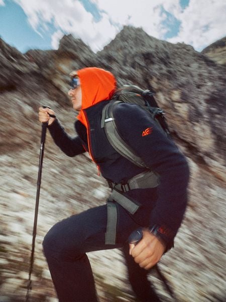 4F Polar ze stójką Polartec regular męski - czarny M. Czarne bluzy z polaru 4F, m, bez wzorów, z materiału, bez kaptura. Za 299.99 zł.