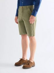 MESKIE SZORTY WRANGLER CHINO SHORTS DUSTY OLIVE 112377831. Zielone szorty Wrangler, bez wzorów, z materiału. Za 159.99 zł.