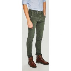 Pepe Jeans - Spodnie James. Eleganckie spodnie marki Pepe Jeans. W wyprzedaży za 299.90 zł.
