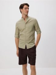 Koszula slim fit ze stójką - oliwkowy. Zielone koszule Reserved, l, bez wzorów, z bawełny, bez kołnierzyka, bez ramiączek. Za 119.99 zł.