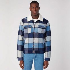 WRANGLER MĘSKA KURTKA ZIMOWA WOOL TRUCKER JACKET CAPTAINS BLUE 112341091 W4E0015076. Niebieskie kurtki Wrangler, na zimę, m, bez wzorów, bez kaptura. Za 369.99 zł.