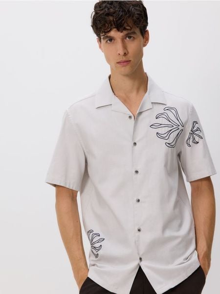Koszula regular fit z lyocellem - jasnoszary. Szare koszule Reserved, l, bez wzorów, z bawełny, bez kołnierzyka, bez ramiączek. W wyprzedaży za 59.99 zł.