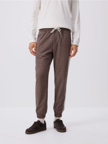 Spodnie jogger z lampasami - brązowy. Brązowe joggery i bojówki Reserved, l, bez wzorów, z tkaniny. W wyprzedaży za 39.99 zł.